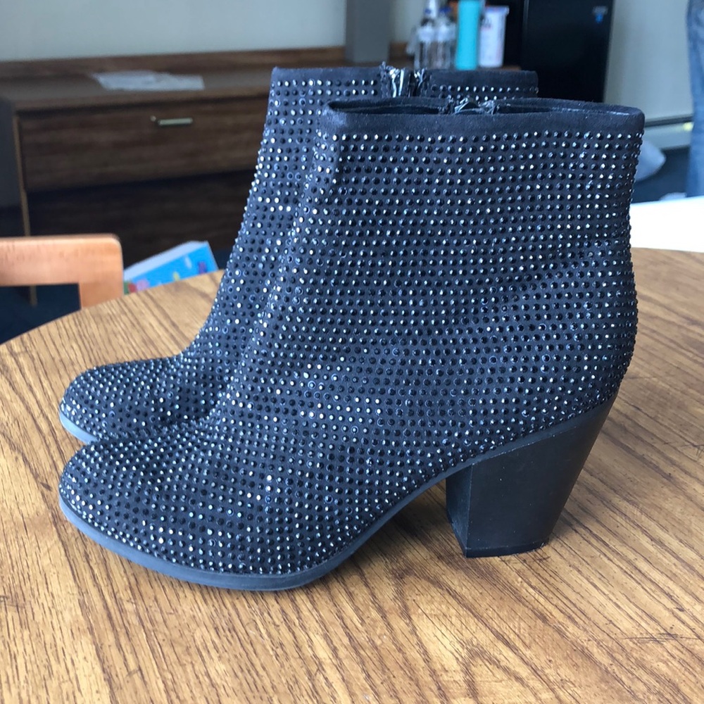 ROCK AND REPUBLIC BLACK STUDDED BOOTIES SIZE 7